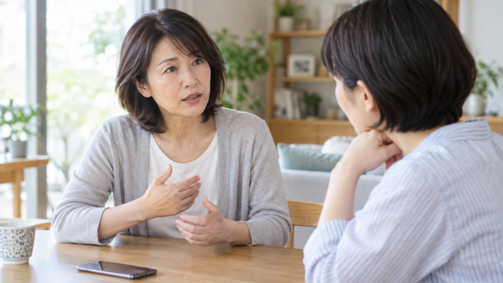 体調について家族と話し合う女性のAI生成イメージ