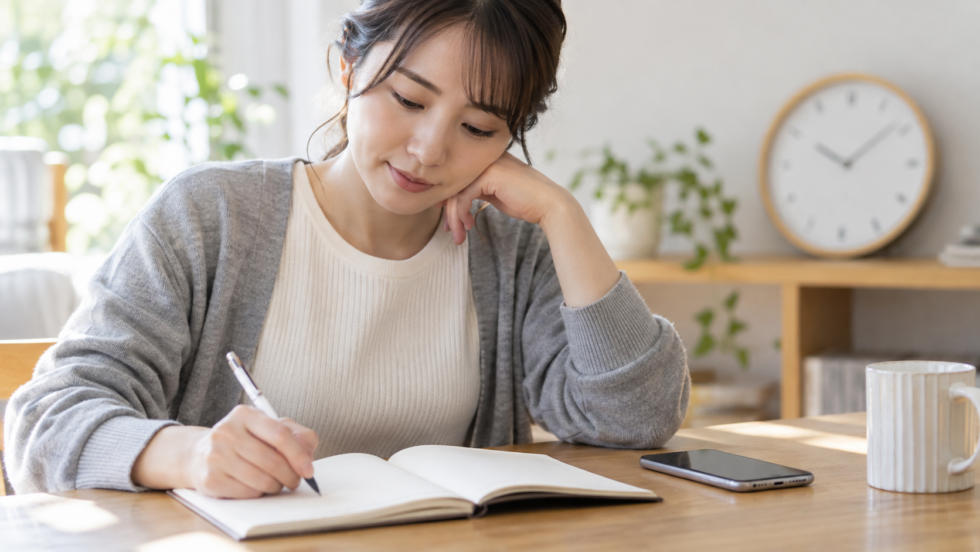 症状の時刻や変化をノートに整理する女性のAI生成イメージ