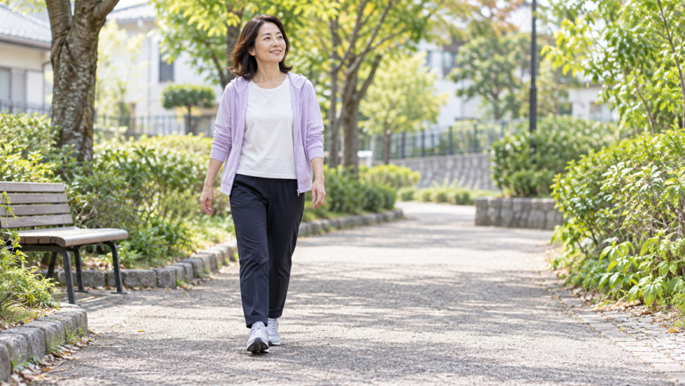 平坦な道で無理なく歩く女性の説明用イメージ