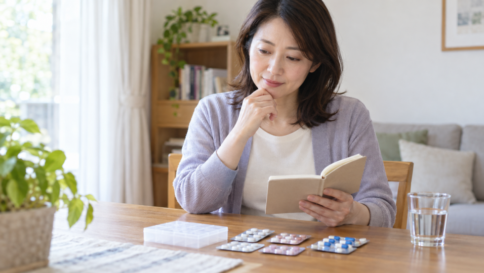 相談前に服薬情報とメモを確認する女性の説明用イメージ