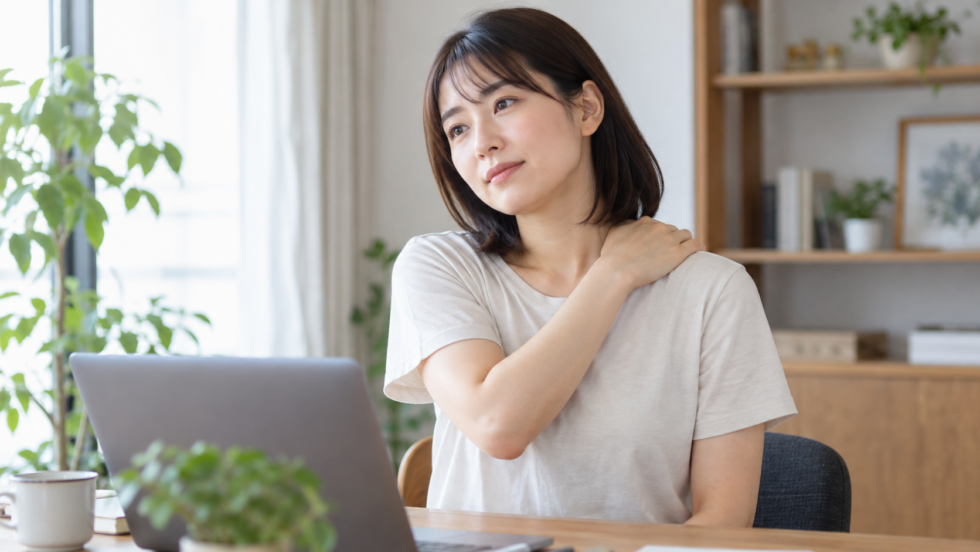肩の上へ軽く手を添えた女性のAI生成イメージで正確なツボ位置を示すものではありません