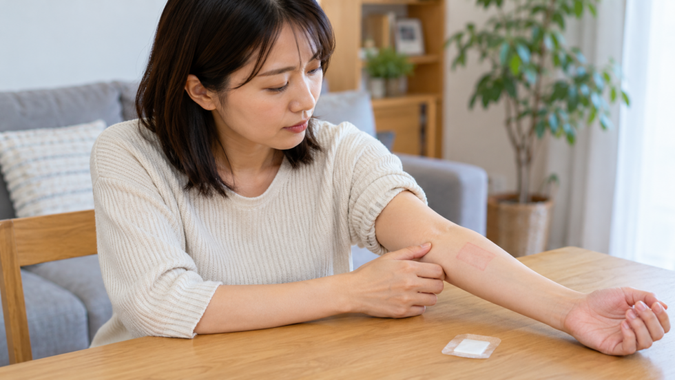 パッドを外した後の腕の皮膚を確認する説明用イメージ