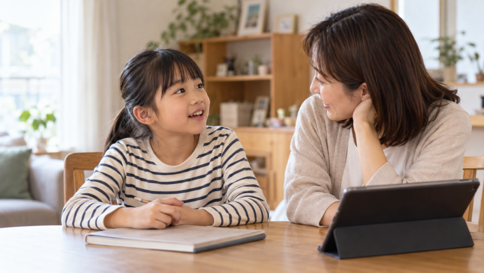 勉強机で子どもの話を聞く保護者の説明用イメージ